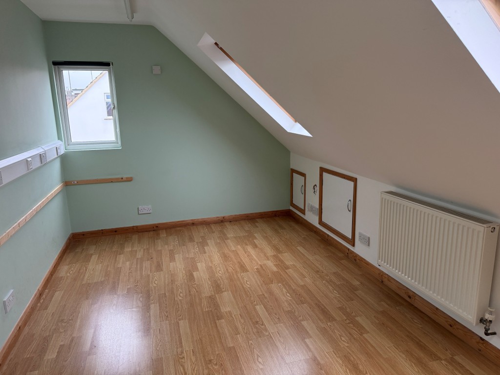 Lot: 36 - FORMER DOCTORS SURGERY WITH POTENTIAL FOR RESIDENTIAL CONVERSION - SF main bedroom with Velux window